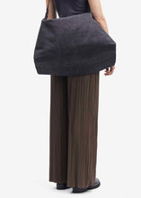 Load image into Gallery viewer, FINE PLEATED Pants // Major brown